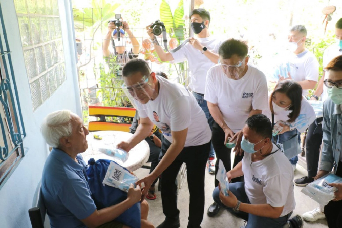 "พล.ต.อ.จักรทิพย์ ฯ"พร้อมคณะ ลงพื้นที่บางนาร่วมงาน"โครงการใจถึงใจ มอบถุงยังชีพ พร้อมชุดป้องกัน โควิด-19 ให้ปชช.ผู้สูงอายุ และผู้ป่วยติดเตียง" 