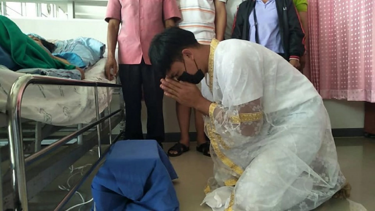 พ่อนาคก้มกราบเท้าแม่ป่วยมะเร็งระยะสุดท้าย ขอลาบวช