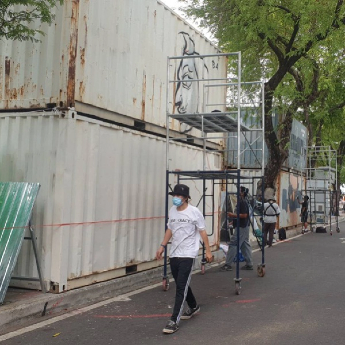  เริ่มตั้งเวทีปราศรัยชั่วคราวแล้วมวลชน"หมู่บ้านทะลุฟ้า"