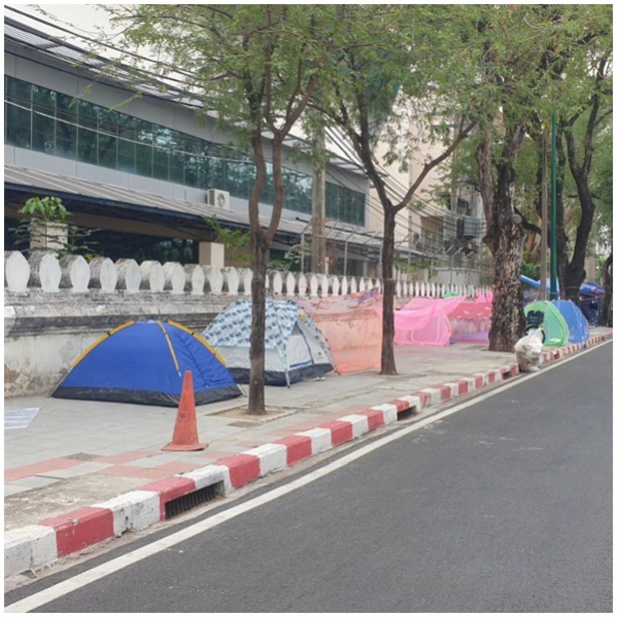 สำรวจ "หมู่บ้านทะลุฟ้า" ปักหลักข้างทำเนียบรัฐบาล