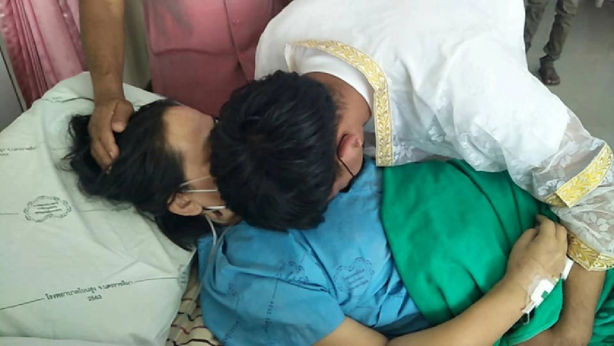 แม่ตัดผมให้ลูกชายก่อนสิ้นใจที่โรงพยาบาล
