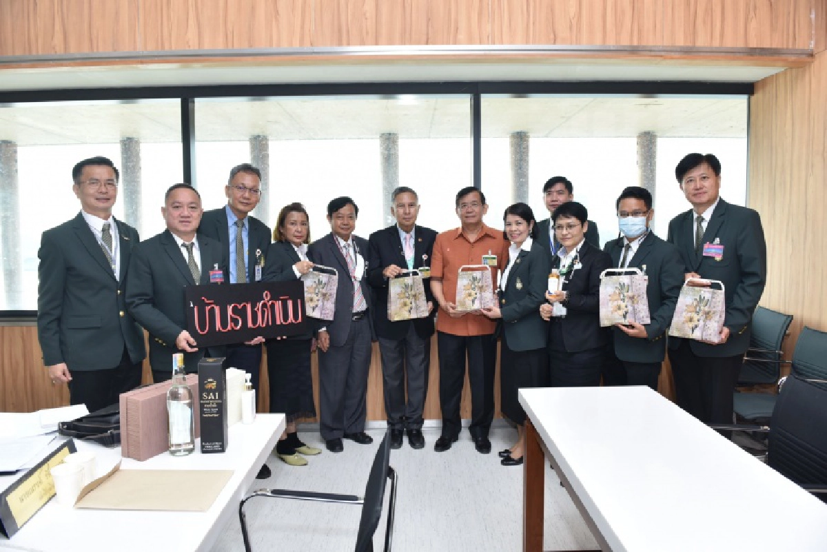 คณะนักศึกษาหลักสูตรการเมืองการปกครองในระบอบประชาธิปไตยสำหรับนักบริหารชั้นสูงรุ่น24เสนอโครงการเชิงปฎิบัติสุราชุมชนกับความเหลื่อมล้ำทางสังคมต่อสภา