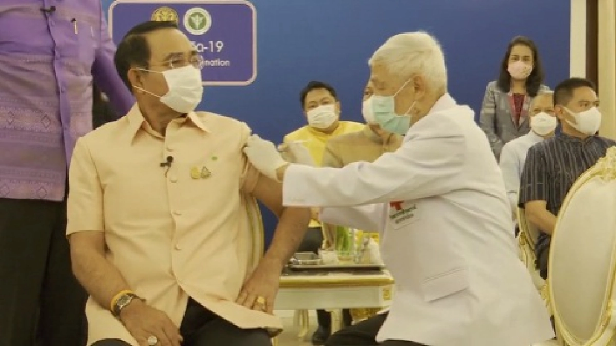 หมอยงฉีดวัคซีนโควิดให้แก่นายกฯ