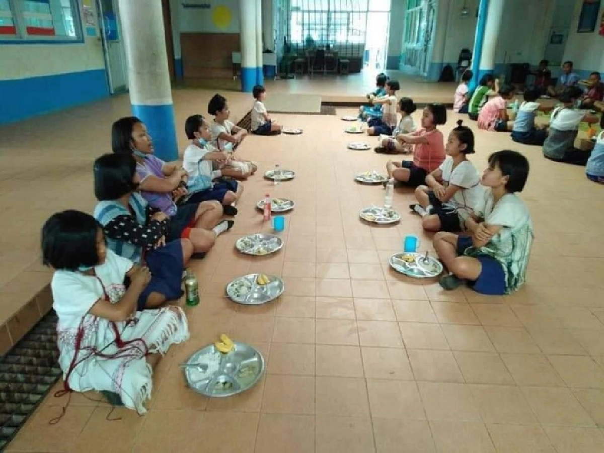 สลด..อาหารเด็กนักเรียนดอยกล้วย2ใบกับน้ำแกงเขียวหวาน 