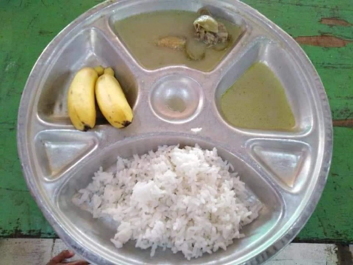 สลด..อาหารเด็กนักเรียนดอยกล้วย2ใบกับน้ำแกงเขียวหวาน 