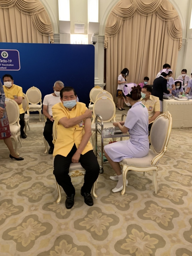 "นิพนธ์" ร่วม คณะรัฐมนตรี ฉีดวัคซีนป้องกันโควิด-19 ที่ทำเนียบรัฐบาล