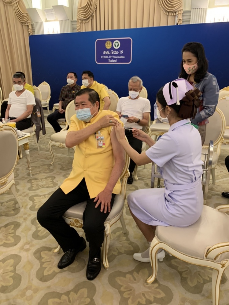 "นิพนธ์" ร่วม คณะรัฐมนตรี ฉีดวัคซีนป้องกันโควิด-19 ที่ทำเนียบรัฐบาล