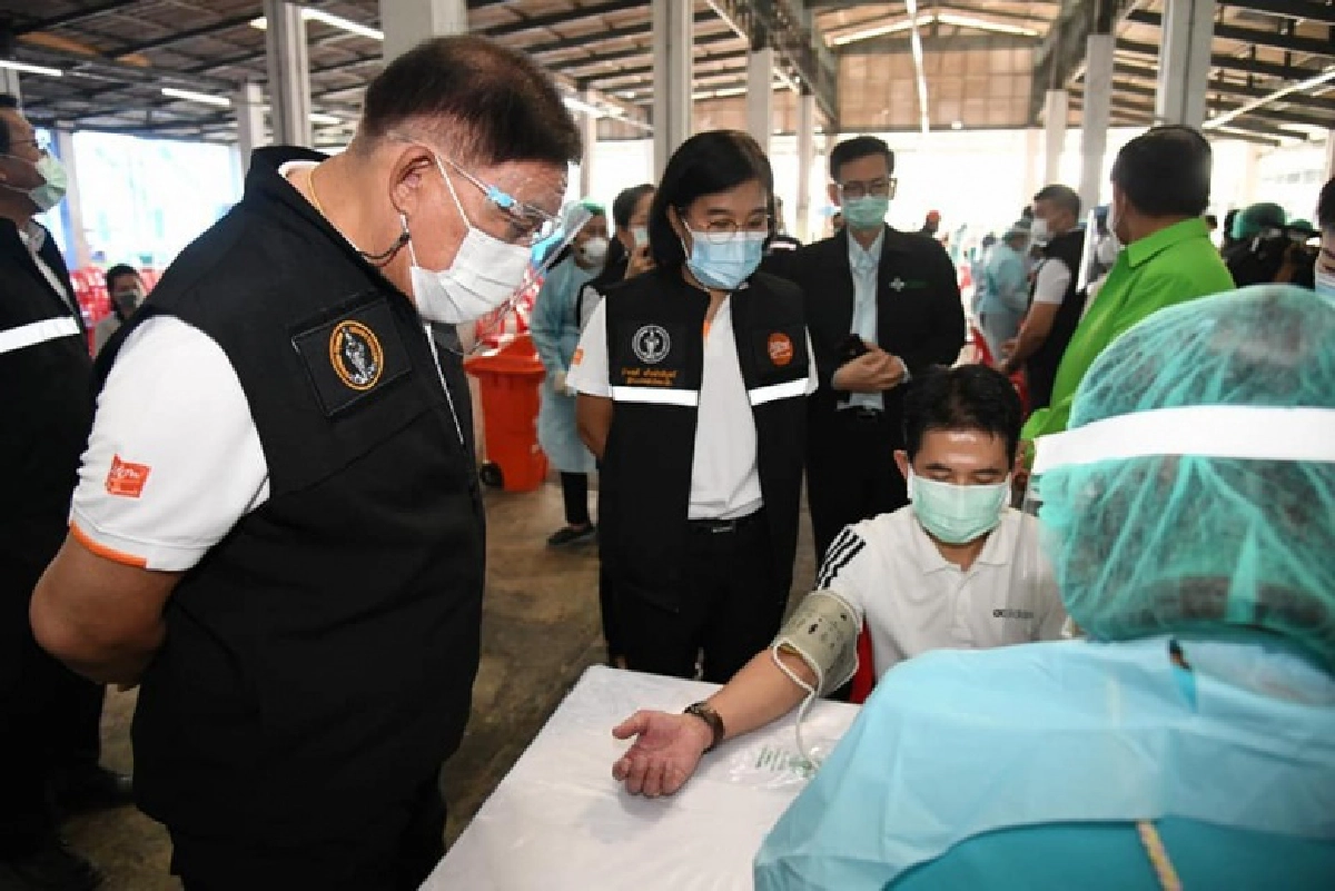 "กทม." ฉีดวัคซีน 6 พันโดสสกัดโควิด "ตลาดบางเเค"