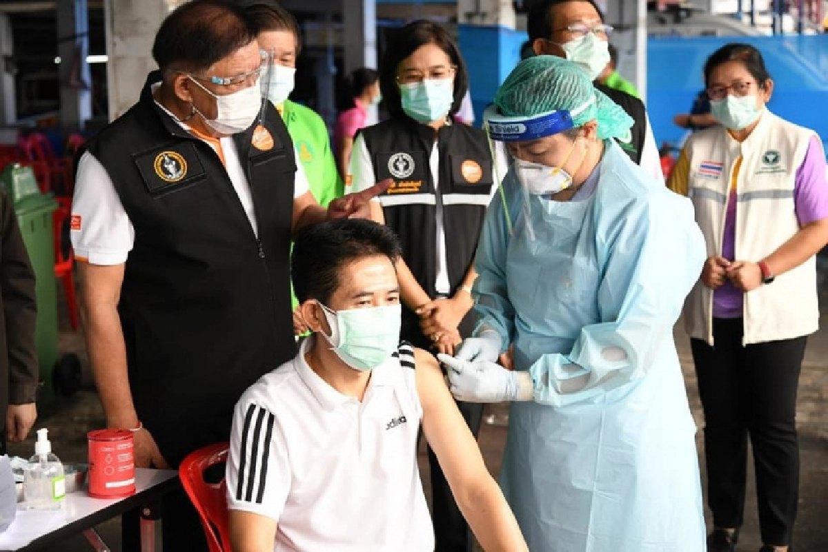 "กทม." ฉีดวัคซีน 6 พันโดสสกัดโควิด "ตลาดบางเเค"