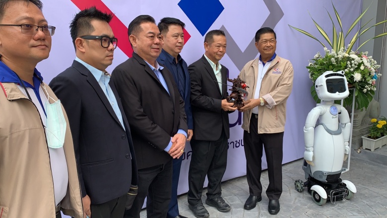 "ประมวล" หน.พรรค"เพื่อแผ่นดิน"เปิดที่ทำการใหม่เอาเจ้า'ดินสอ'หุ่นยนต์ 5 จี มาช่วยรับแขกป้องกันโควิด-19