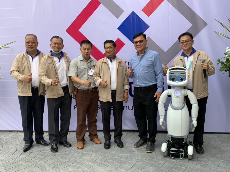 "ประมวล" หน.พรรค"เพื่อแผ่นดิน"เปิดที่ทำการใหม่เอาเจ้า'ดินสอ'หุ่นยนต์ 5 จี มาช่วยรับแขกป้องกันโควิด-19