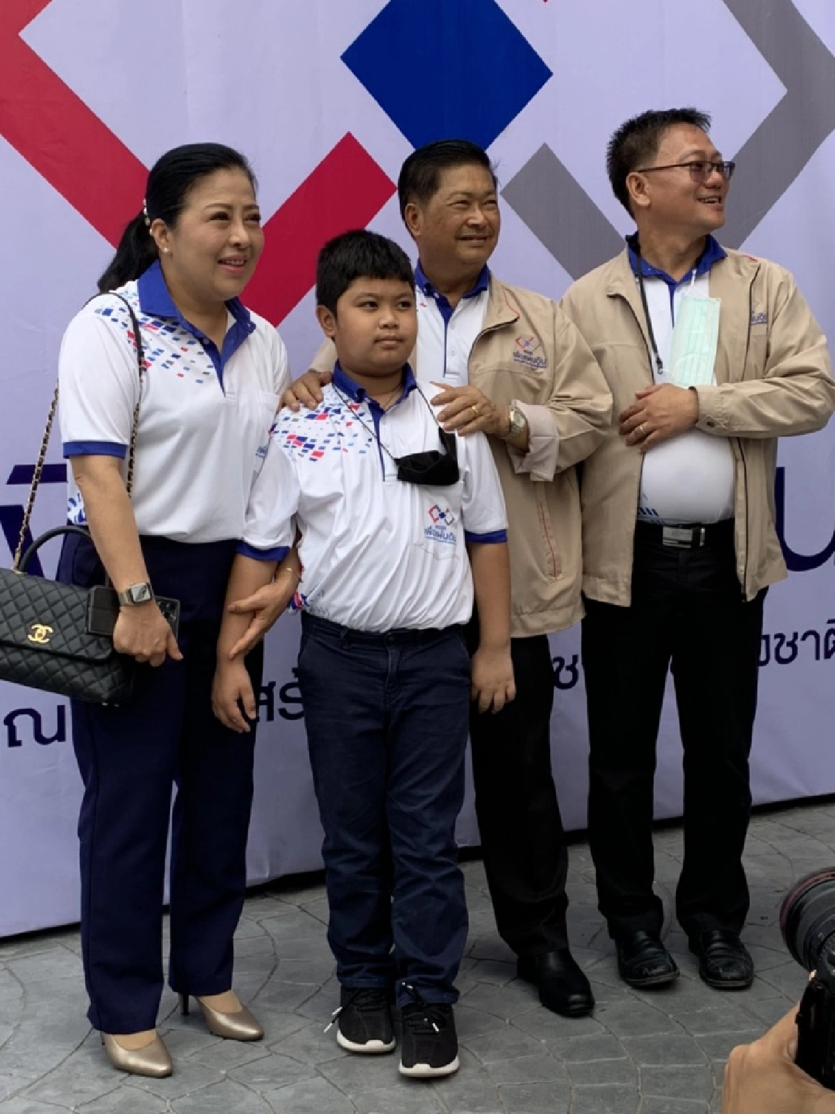 "ประมวล" หน.พรรค"เพื่อแผ่นดิน"เปิดที่ทำการใหม่เอาเจ้า'ดินสอ'หุ่นยนต์ 5 จี มาช่วยรับแขกป้องกันโควิด-19