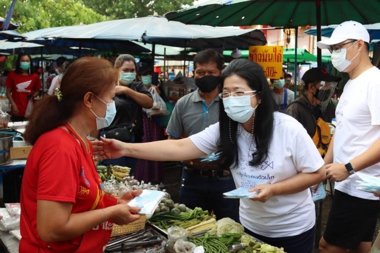 "คุณหญิงสุดารัตน์"  ติงเจ้าหน้าที่ ตั้งสิ่งกีดขวางใกล้สนามสอบ โยนภาระให้นักเรียน 