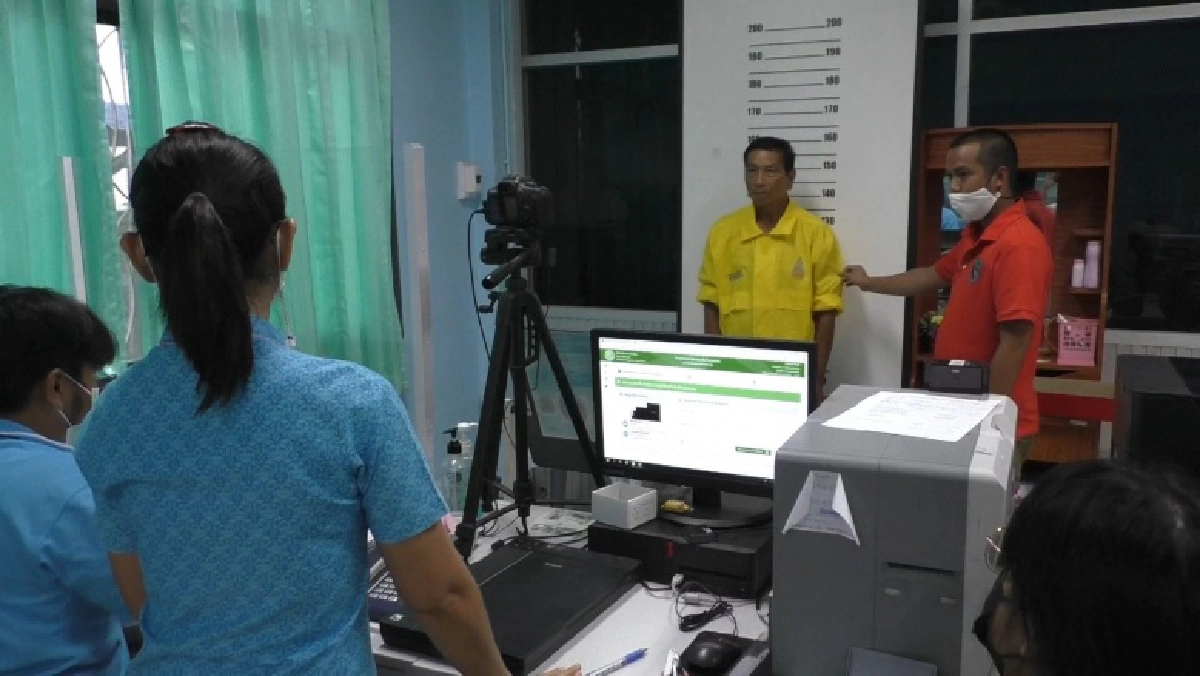 พ่อเฒ่าวัย 72 ปี สุดดีใจได้มีบัตรประชาชนเป็นของตัวเองแล้ว หลังจากร้องทุกข์อยากมีบัตรประชาชนจะได้สิทธิเยียวยาจากรัฐ