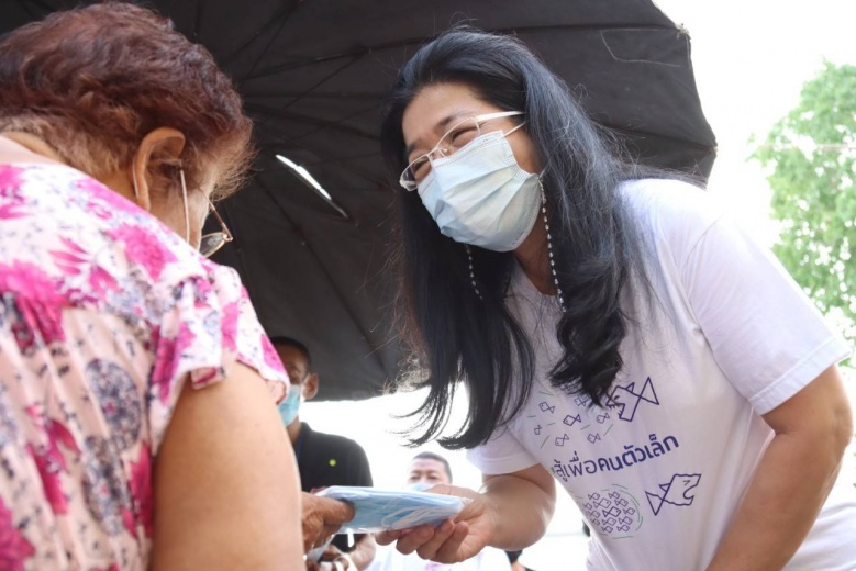 "คุณหญิงสุดารัตน์"  ติงเจ้าหน้าที่ ตั้งสิ่งกีดขวางใกล้สนามสอบ โยนภาระให้นักเรียน 