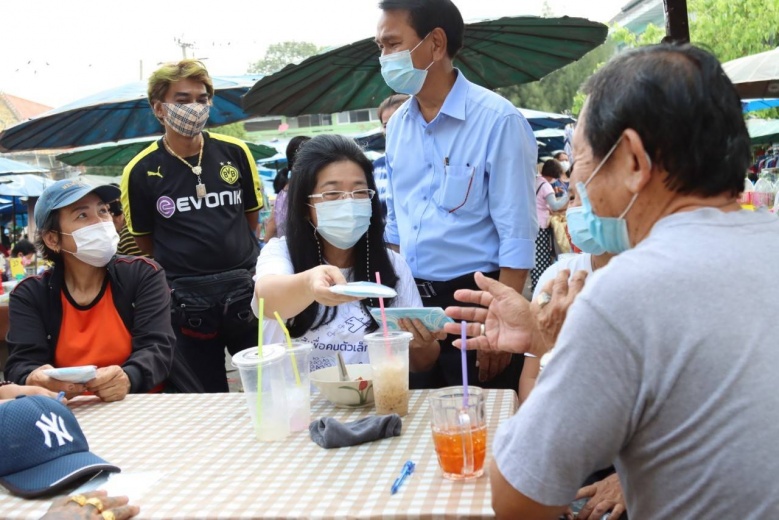 "คุณหญิงสุดารัตน์"  ติงเจ้าหน้าที่ ตั้งสิ่งกีดขวางใกล้สนามสอบ โยนภาระให้นักเรียน 