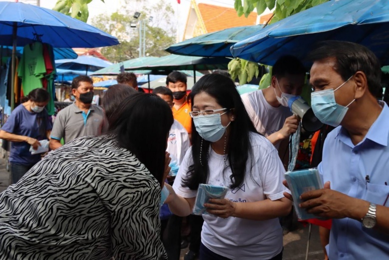 "คุณหญิงสุดารัตน์"  ติงเจ้าหน้าที่ ตั้งสิ่งกีดขวางใกล้สนามสอบ โยนภาระให้นักเรียน 