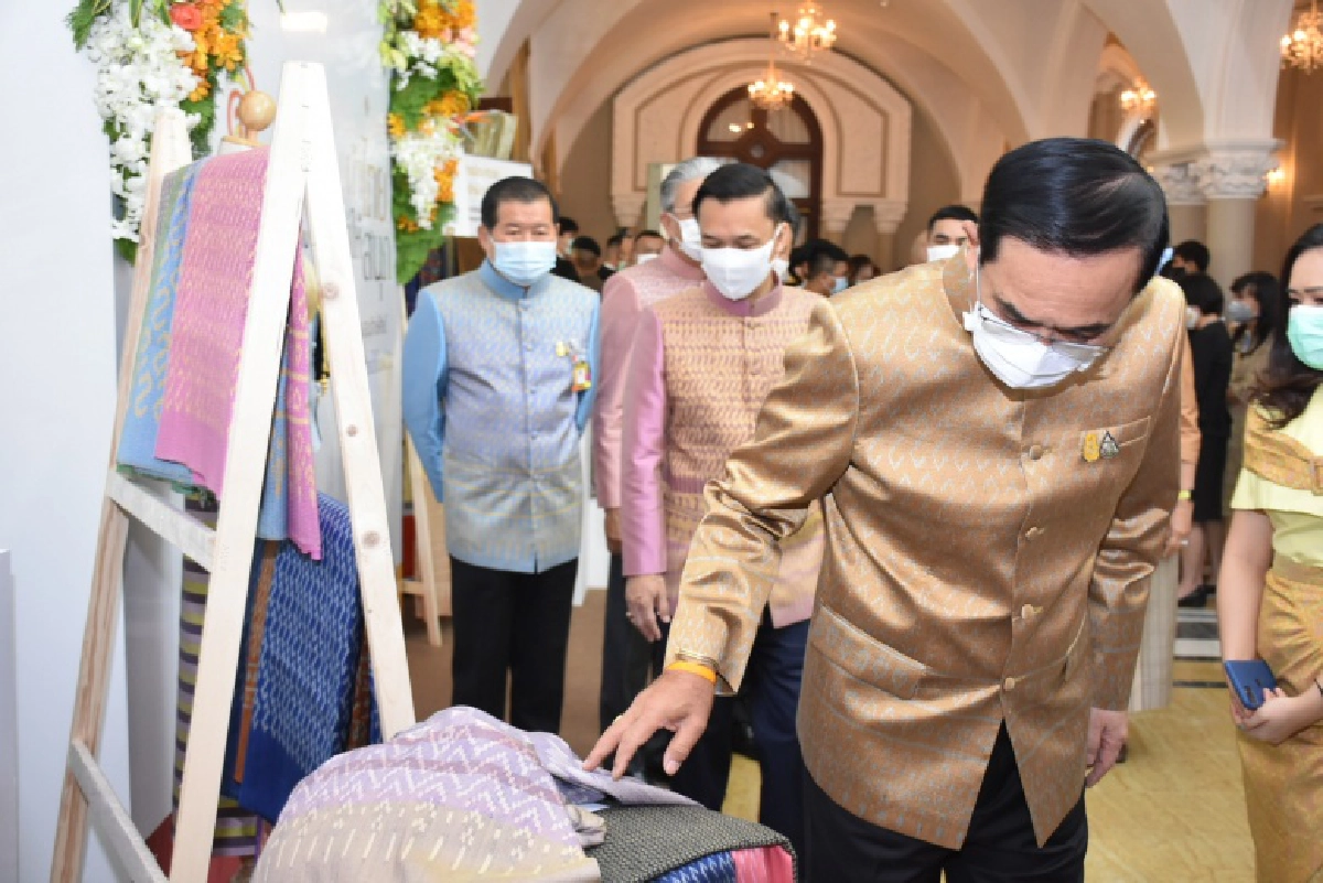 "นายกฯ"เชิญชวนปชช. สวมใส่ผ้าไทย นำ OTOP แก้ปัญหาความยากจนอย่างยั่งยืน