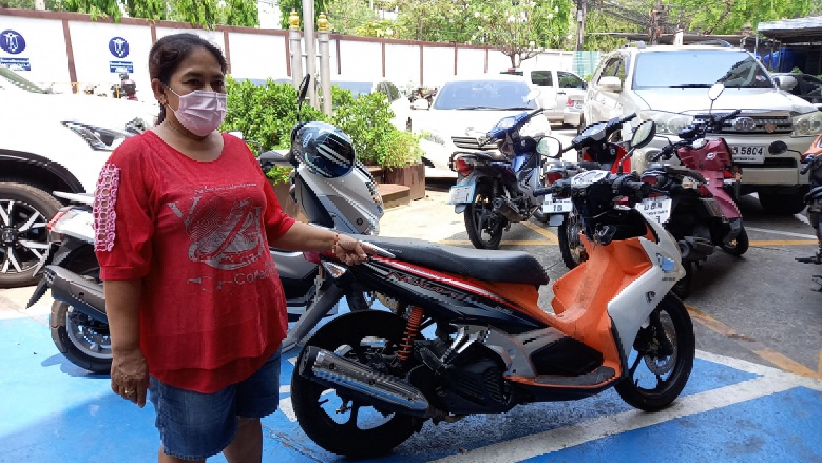 หนุ่มใหญ่วัย 51 ปี ก่อเหตุกระชากสร้อยสาวใหญ่ขายลอตเตอรี่ พลเมืองดีรุมจับได้ทันควัน ย่านสุขสวัสดิ์