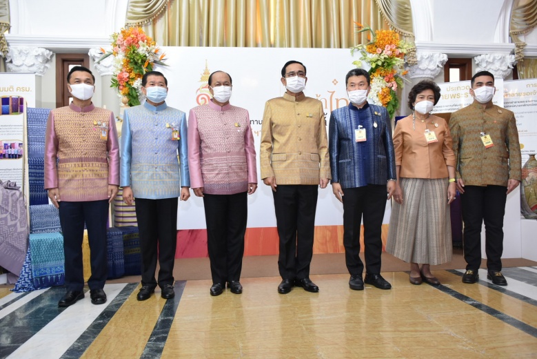 "นายกฯ"เชิญชวนปชช. สวมใส่ผ้าไทย นำ OTOP แก้ปัญหาความยากจนอย่างยั่งยืน