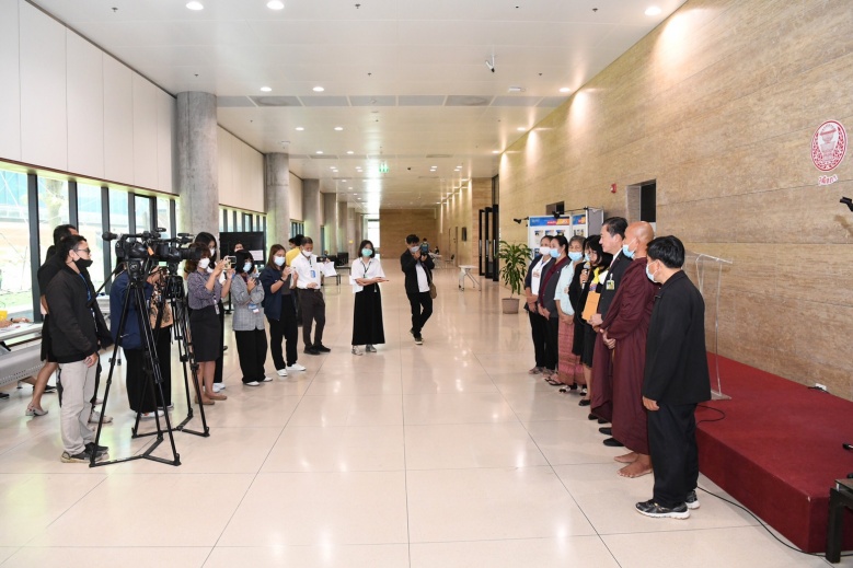 กลุ่ม "เพื่อนช่วยเพื่อนครูสู้คดี" ยื่นหนังสือต่อวุฒิสภา ช่วยแก้ไขปัญหาหนี้สินของครูทั่วประเทศ