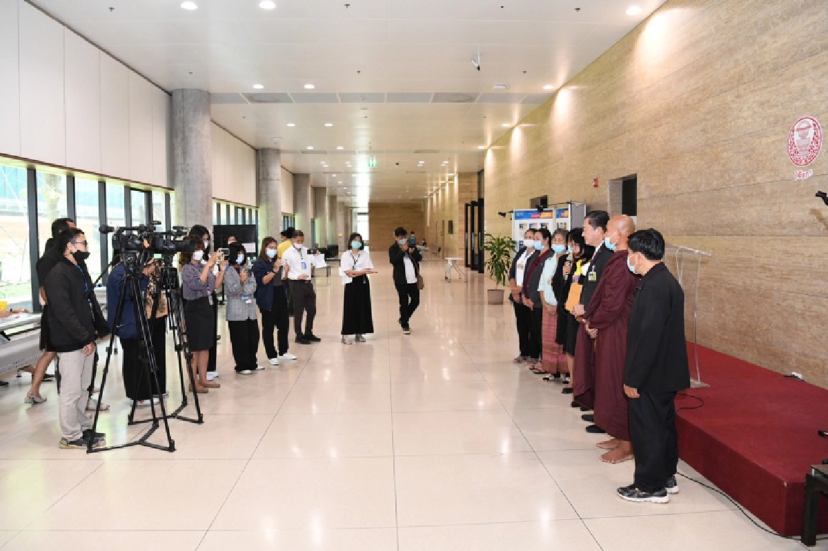 กลุ่ม "เพื่อนช่วยเพื่อนครูสู้คดี" ยื่นหนังสือต่อวุฒิสภา ช่วยแก้ไขปัญหาหนี้สินของครูทั่วประเทศ