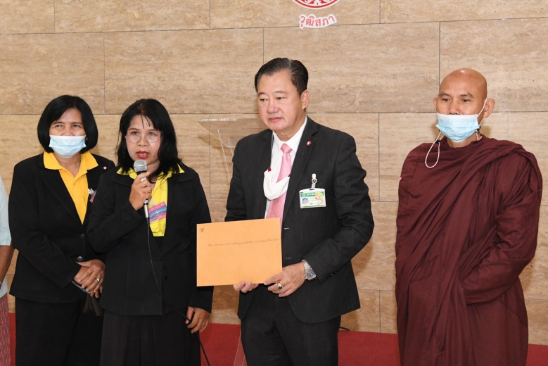 กลุ่ม "เพื่อนช่วยเพื่อนครูสู้คดี" ยื่นหนังสือต่อวุฒิสภา ช่วยแก้ไขปัญหาหนี้สินของครูทั่วประเทศ