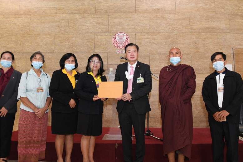 กลุ่ม "เพื่อนช่วยเพื่อนครูสู้คดี" ยื่นหนังสือต่อวุฒิสภา ช่วยแก้ไขปัญหาหนี้สินของครูทั่วประเทศ