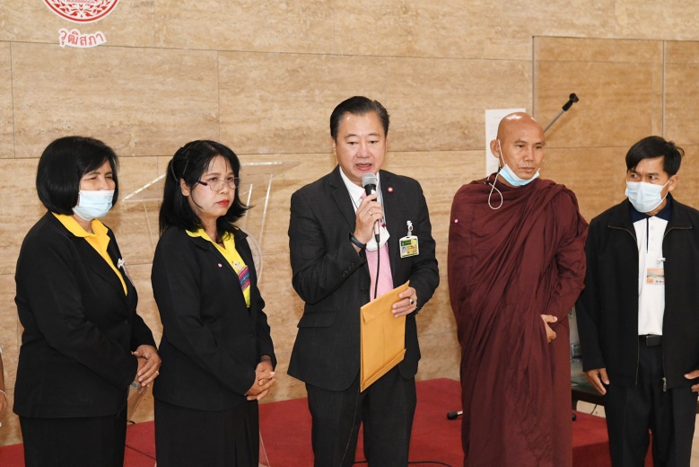 กลุ่ม "เพื่อนช่วยเพื่อนครูสู้คดี" ยื่นหนังสือต่อวุฒิสภา ช่วยแก้ไขปัญหาหนี้สินของครูทั่วประเทศ