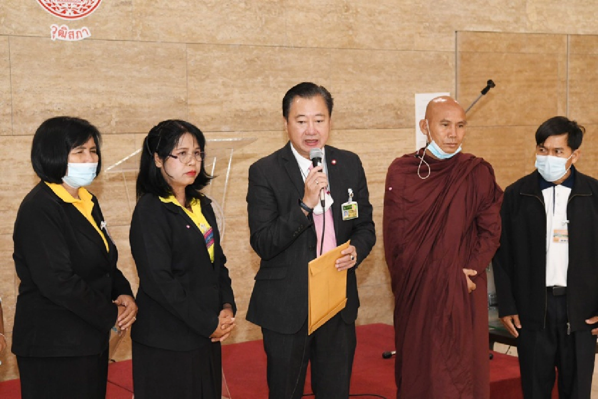 กลุ่ม "เพื่อนช่วยเพื่อนครูสู้คดี" ยื่นหนังสือต่อวุฒิสภา ช่วยแก้ไขปัญหาหนี้สินของครูทั่วประเทศ