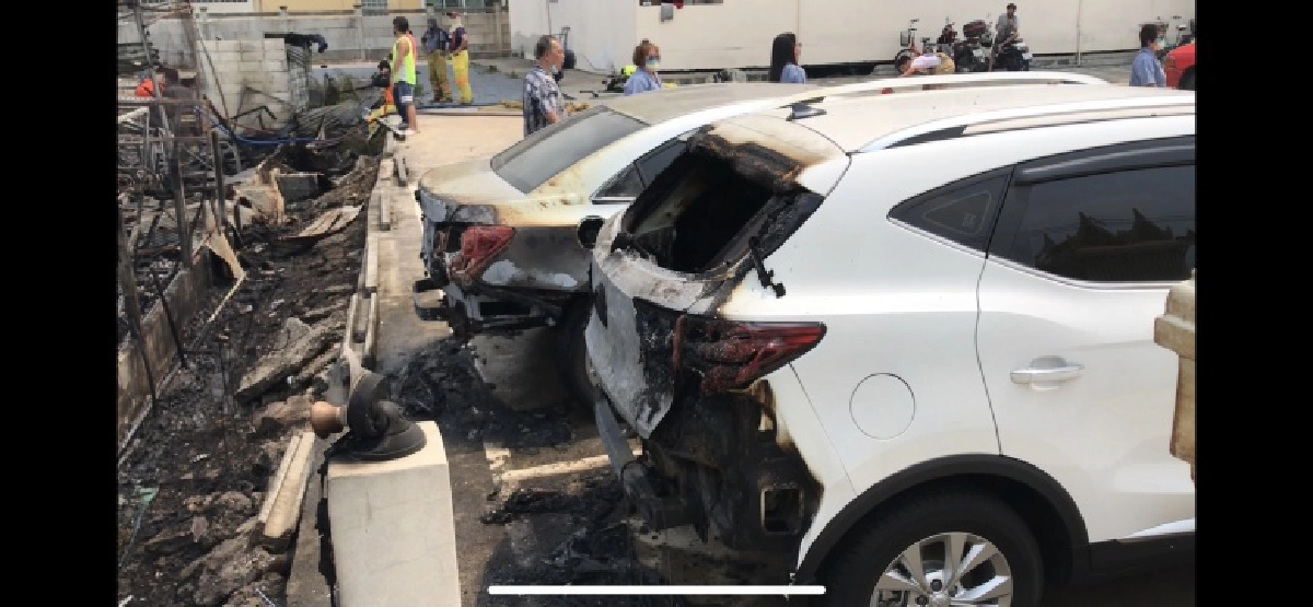 นครปฐม ไฟไหม้ร้านขายของกิ๊ฟช๊อบ บาดเจ็บ 1 ราย รถเสียหาย 2 คัน (มีคลิป)