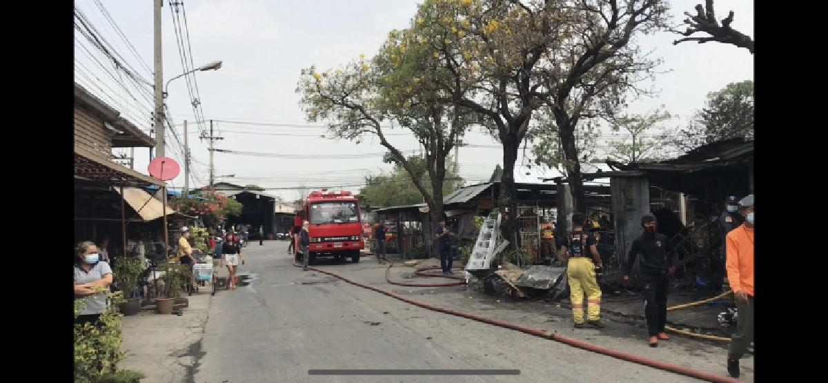 นครปฐม ไฟไหม้ร้านขายของกิ๊ฟช๊อบ บาดเจ็บ 1 ราย รถเสียหาย 2 คัน (มีคลิป)