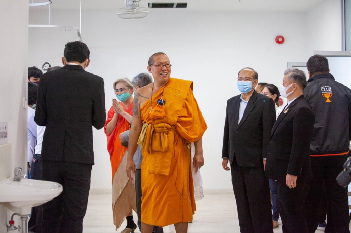 "หลวงพี่น้ำฝน" นำคณะนักธุรกิจสายบุญมอบเตียงผู้ป่วยไฟฟ้า โรงพยาบาลนครปฐมเพิ่ม  48 เตียง 