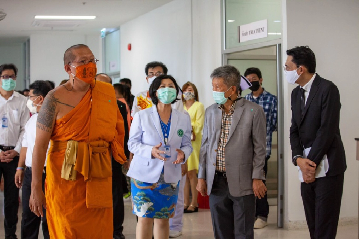 "หลวงพี่น้ำฝน" นำคณะนักธุรกิจสายบุญมอบเตียงผู้ป่วยไฟฟ้า โรงพยาบาลนครปฐมเพิ่ม  48 เตียง 