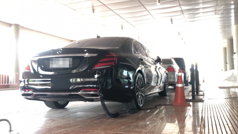 อีกแล้ว ส.ส. รัฐบาลลักไก่ แอบนำรถหรูชาร์จไฟสภาฟรี เลขาฯ สั่งสอบแล้ว ยันระเบียบไม่อนุญาต