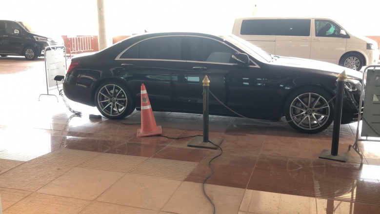 อีกแล้ว ส.ส. รัฐบาลลักไก่ แอบนำรถหรูชาร์จไฟสภาฟรี เลขาฯ สั่งสอบแล้ว ยันระเบียบไม่อนุญาต