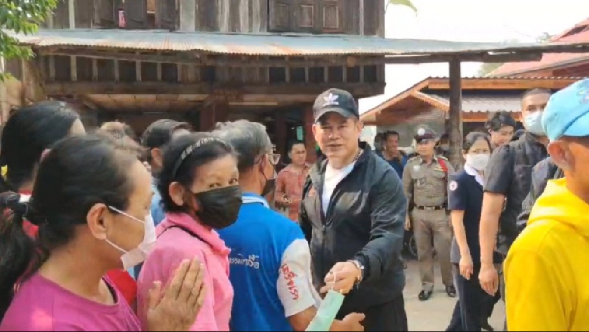  "ร.อ.ธรรมนัส" ลงพื้นที่ช่วยเหลือชาวบ้าน อ.เชียงม่วง พะเยา หลังเจอพายุฝนลูกเห็บถล่มบ้านเรือนเสียหาย