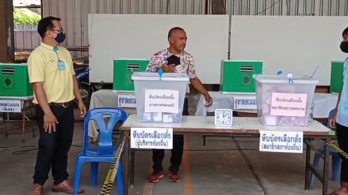 เปิดคลิป..ครูมวยชื่อดังขี่ม้าคู่ใจไปใช้สิทธิ สร้างสีสันเลือกตั้งเทศบาลโคราช