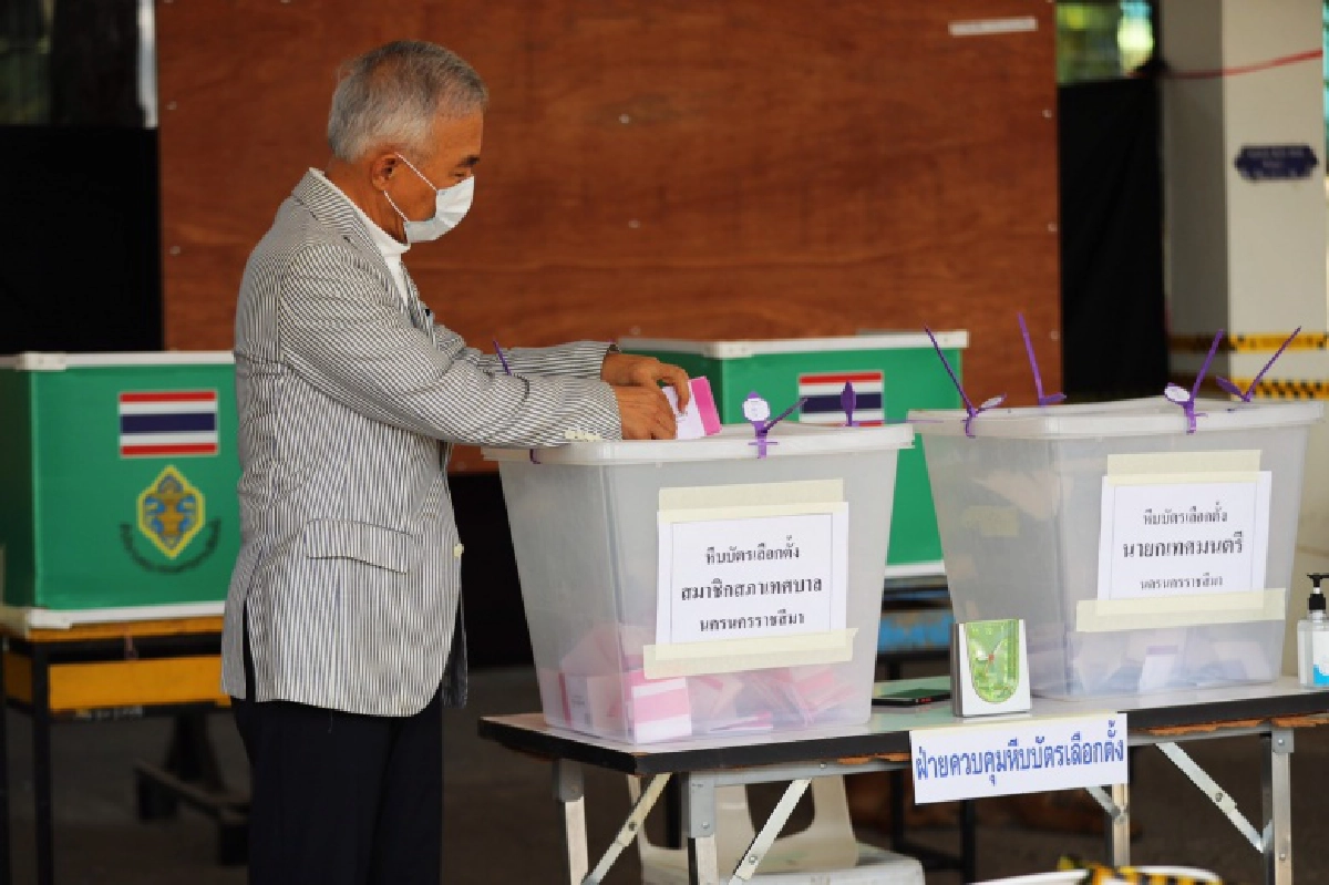  "สุวัจน์" ใช้สิทธิ์เลือกตั้งเทศบาล ที่โคราช  ระบุ ทุกคนมีส่วนสำคัญที่จะเลือกคนดี 