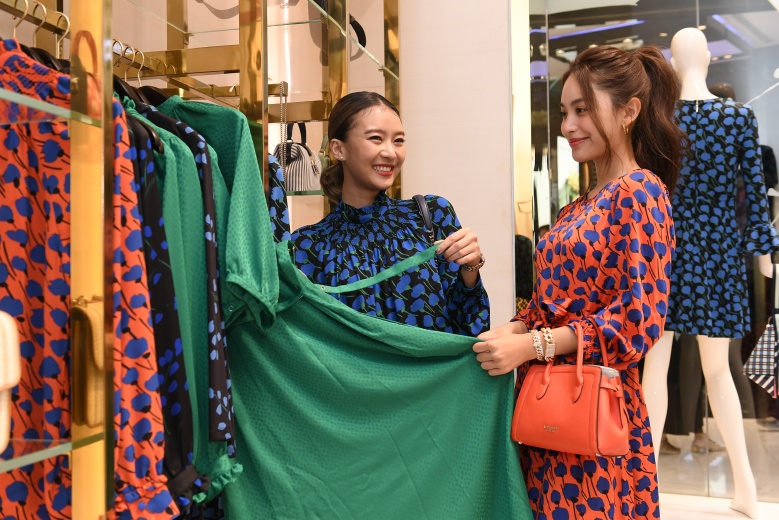 "แพรวา" นำทีมพาสาวๆ สวมลุคสดใสจาก "เคท สเปด นิวยอร์ก" ร่วมงานเปิดตัวคอลเลกชั่น สปริง 2021 กลิ่นอายมนต์เสน่ห์แห่งท้องทะเล