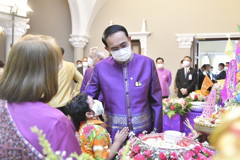 นายกรัฐมนตรีขอพรสงกรานต์ประเทศเจริญรุ่งเรือง คนไทยมีความสุข 