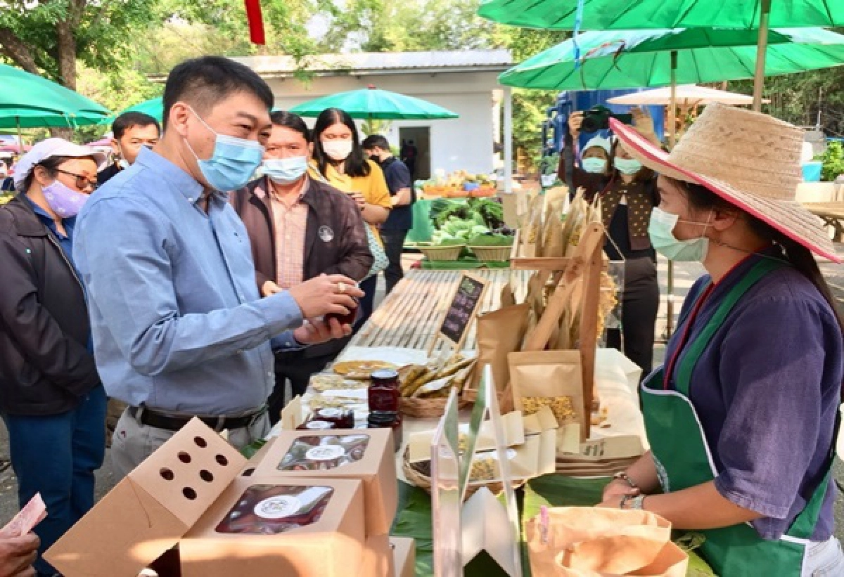 กสส.ปลื้มชาวเชียงใหม่ขานรับสินค้าสหกรณ์ผ่านตลาดจริงใจขายได้ 2 หมื่นบาทต่อวัน