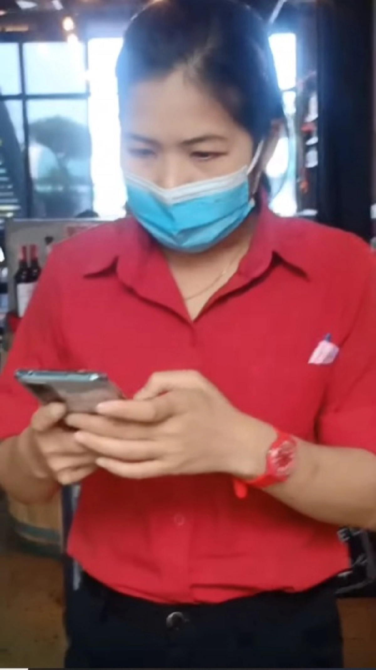 โดนไล่ออกแล้ว พนักงานสาวด่ากราด แสดงพฤติกรรมแย่ ใส่คนมาสมัครงาน