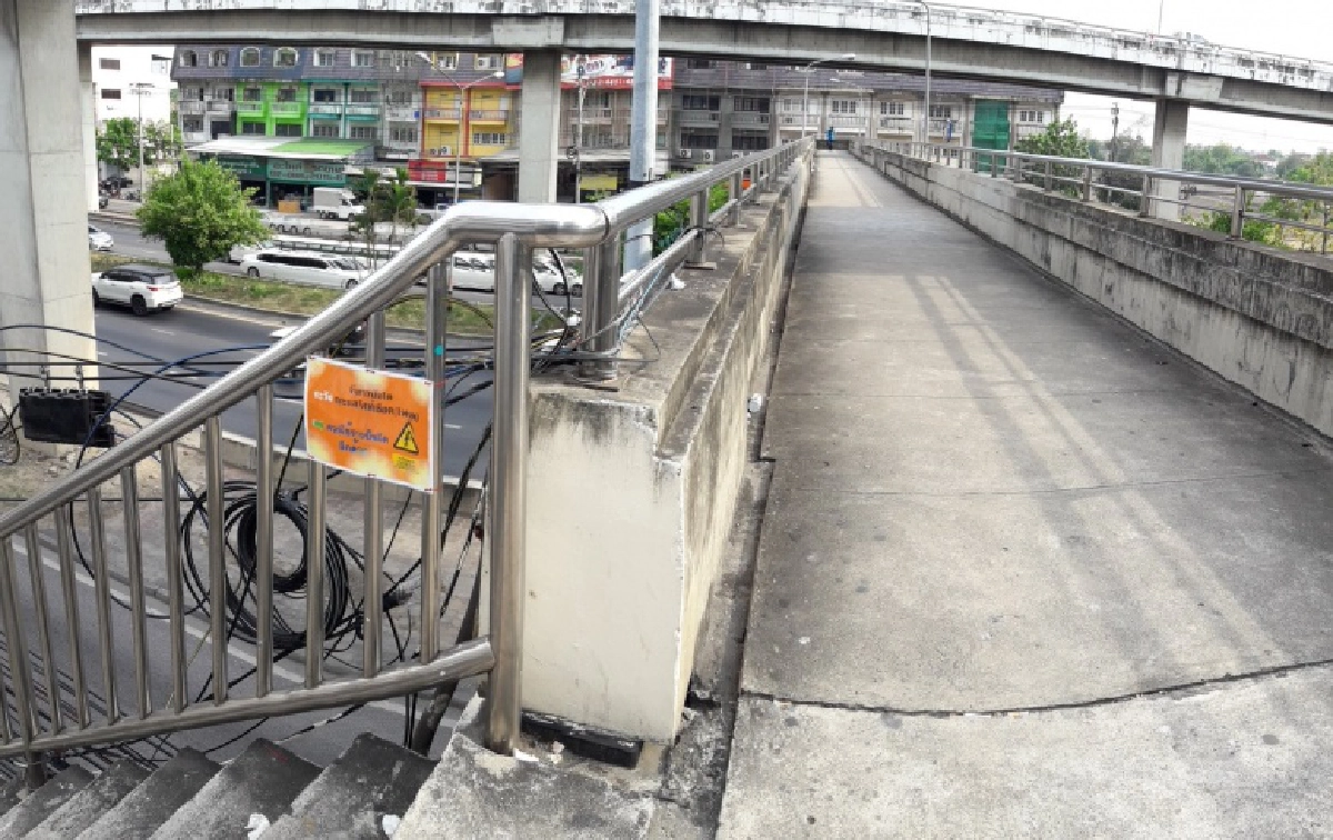 โซเชียลวิจารณ์สะพานลอยติดป้ายจับราวบันไดเสี่ยงไฟดูด