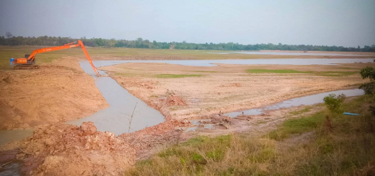 "กรมชลประทาน"ระดมเครื่องจักรขุดร่องชักน้ำ เติมน้ำดิบช่วยประปาเทศบาล ต.เชียงยืน จ.มหาสารคาม