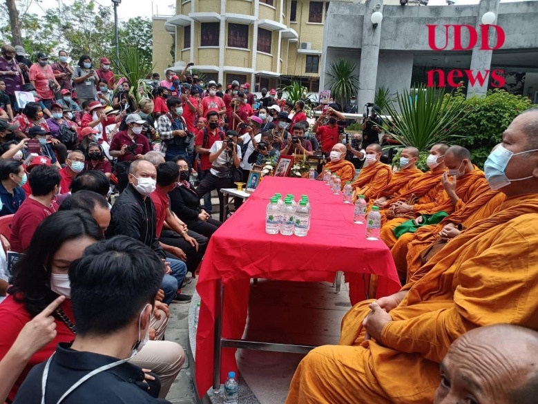 รำลึก 10 เมษา  แดงบนเส้นขนาน