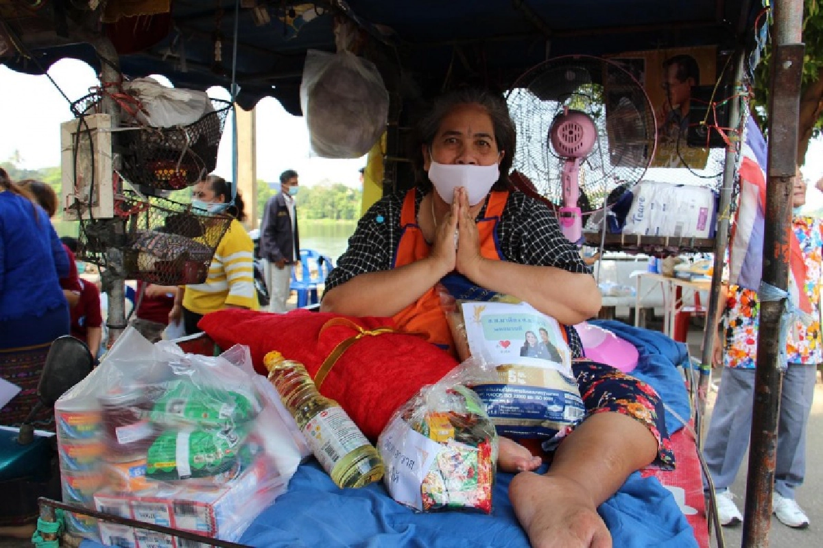   "ส.ส.กุลวลี" ร่วม"คณะสงฆ์"มอบสิ่งของเยี่ยมผู้ป่วยติดเตียง-ผู้ป่วยยากไร้ ตามโครงการหมู่บ้านรักษาศีล 5 