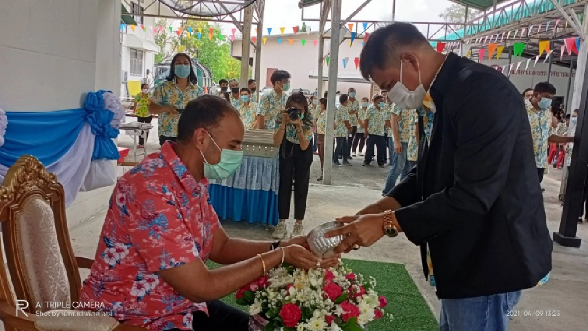 ที่ปรึกษา​รัฐมนตรี​ว่าการ​กระทรวง​เกษตร​และ​สหกรณ์​ร่วมพิธี"เทศกาลสงกรานต์ 2564 รดน้ำดำหัว" นายอำเภอหนองโดน