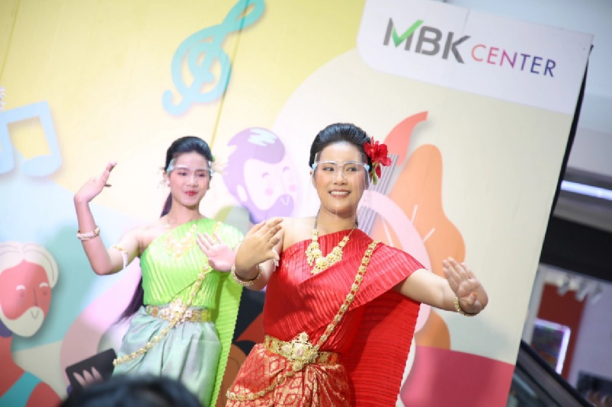 เล่าขานตำนาน "ชื่นสุข สงกรานต์"  ร้องเล่นเพลงพื้นบ้านใจกลาง เอ็ม บี เค เซ็นเตอร์  กับ "เทศกาลดนตรี มาร้อง เล่น เต้น กัน" ครั้งที่ 4 