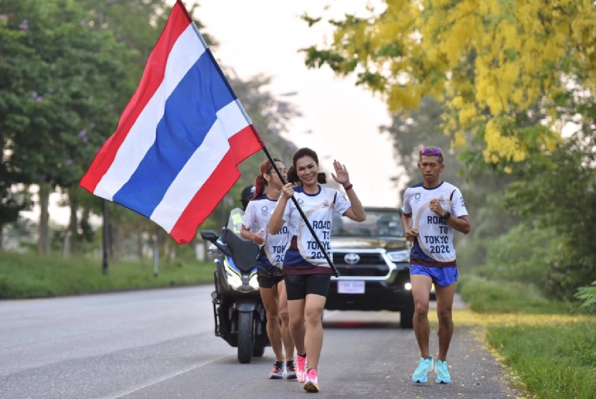 วิ่งธงชาติไทย เข้าวันที่ 15  เดินสายไปแล้ว 10 จังหวัด 